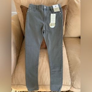 NWT Women’s Denim Co. Gray Mid Rise Push Up Skinny Jean Size 6